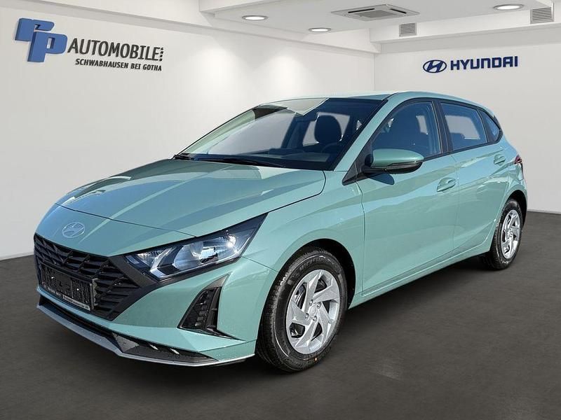 Mangrove green Neu 2025 Hyundai i20 Select Kleinwagen | 18.990 € (Fairer Preis) - Bild 1/4