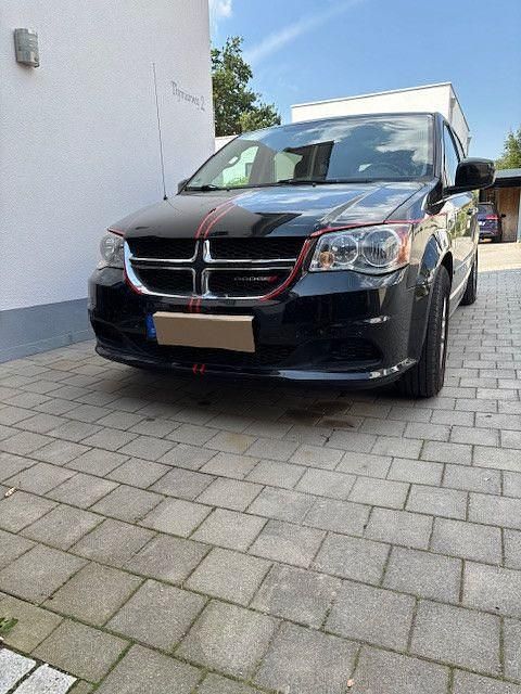 Schwarz Gebraucht 2016 Dodge Grand Caravan SXT Van / Kleinbus | 13.500 € (Fairer Preis) - Bild 1/4