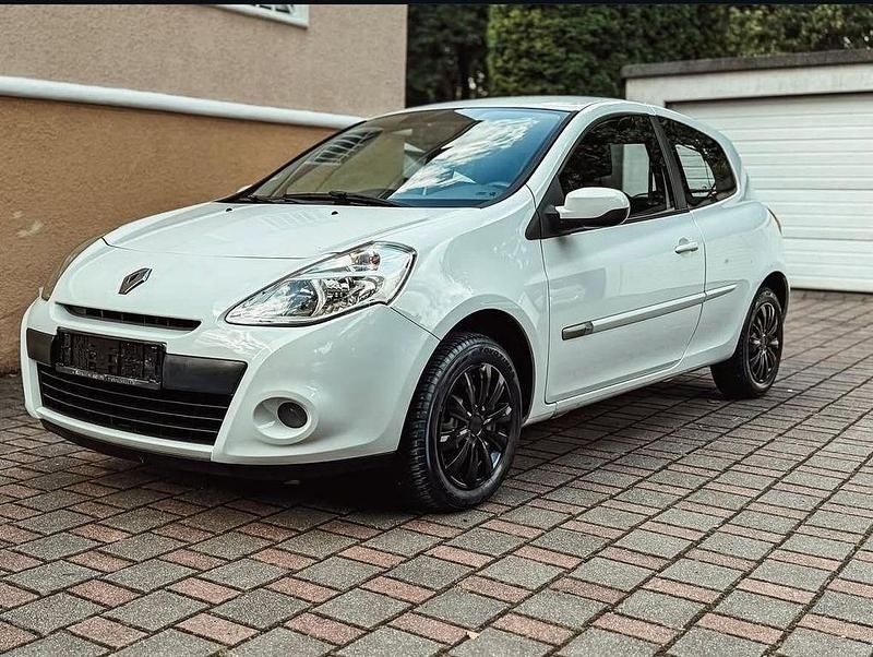 Weiß Gebraucht 2013 Renault Clio III Collection Kleinwagen | 3.800 € (Fairer Preis) - Bild 1/4