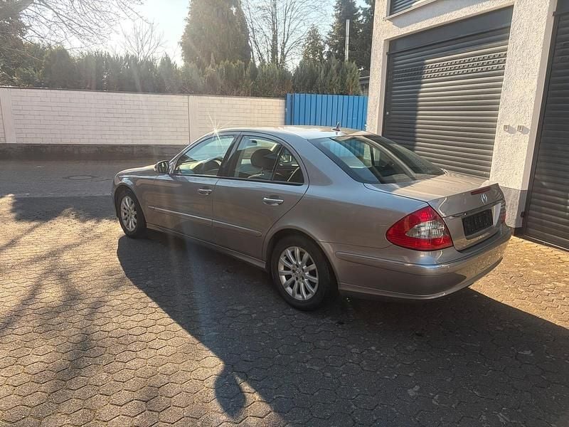 Gebraucht Mercedes E200 183 PS (134 kW) 2007 Gold Limousine