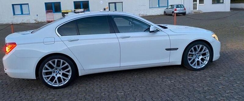 Weiß Gebraucht 2009 BMW 750 Sport Line Limousine | 16.500 € (Etwas zu teuer) - Bild 1/4