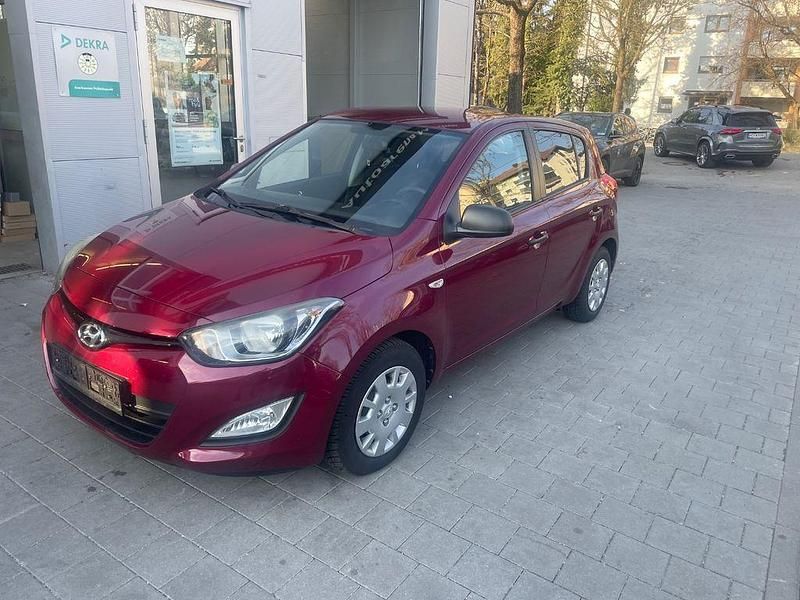 Gebraucht Hyundai i20 Edition 86 PS (63 kW) 2014 Wine red / mic Kleinwagen