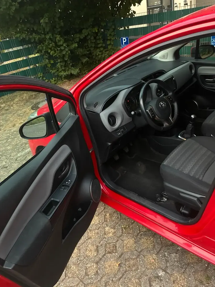 Gebraucht Toyota Yaris Comfort 99 PS (72 kW) 2016 Rot Kleinwagen