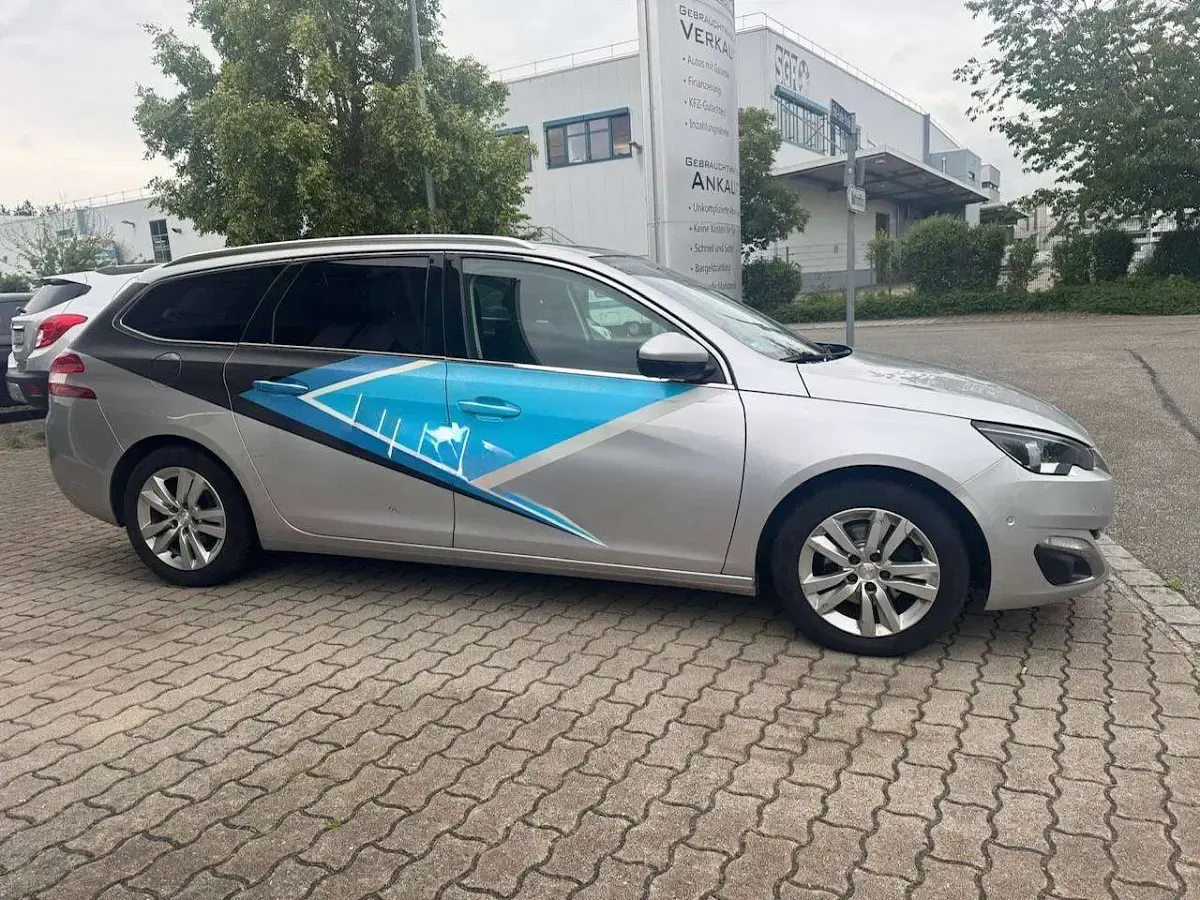 Gebraucht Peugeot 308 Allure 120 PS (88 kW) 2017 Lackierung aluminiumgrau Kombi