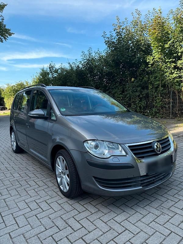 Grau Gebraucht 2009 VW Touran Van / Kleinbus | 5.900 € (Fairer Preis) - Bild 1/4