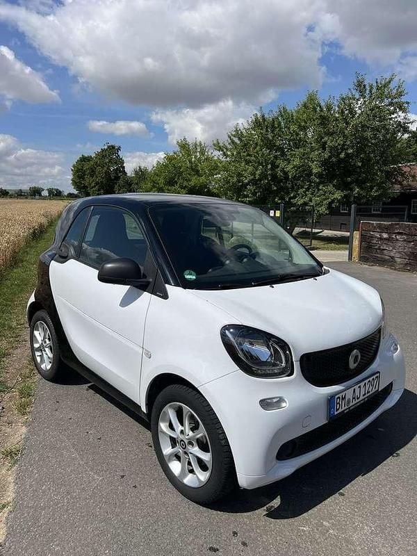 Schwarz Gebraucht 2018 Smart ForTwo Coupé Basis Kleinwagen | 10.999 € (Fairer Preis) - Bild 1/4