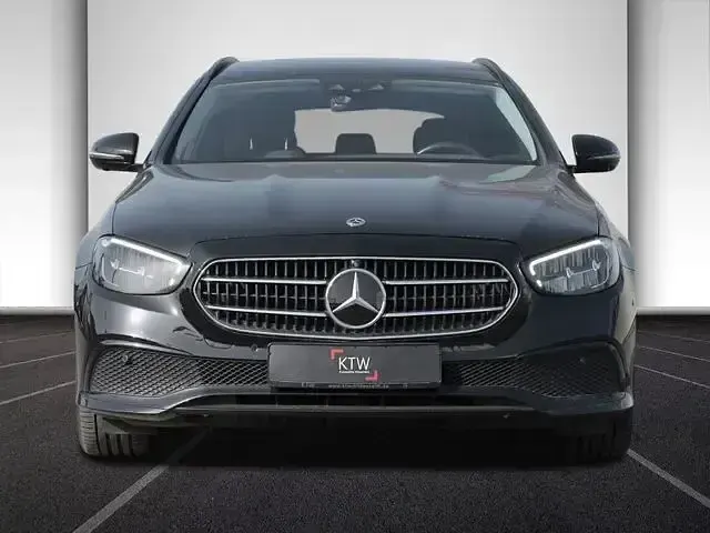 Gebraucht Mercedes E220 Avantgarde 200 PS (147 kW) 2024 Schwarz Limousine