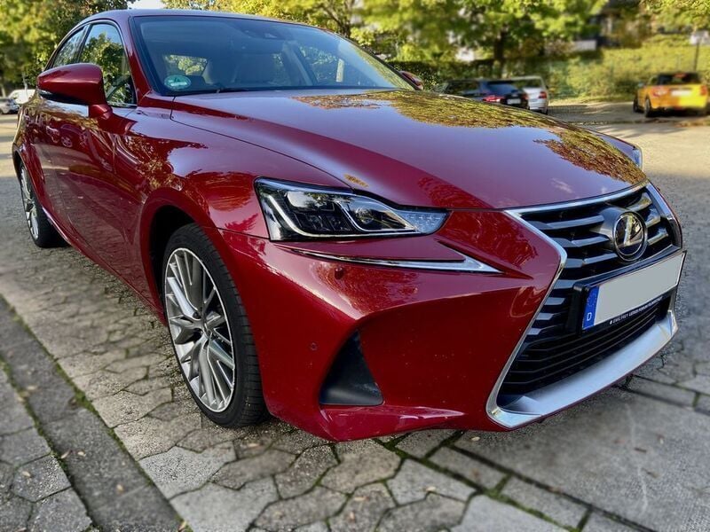Rot Gebraucht 2017 Lexus IS300h Luxury Line Limousine | 21.950 € (Fairer Preis) - Bild 1/4
