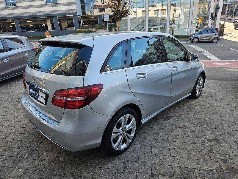 Gebraucht Mercedes B200 Style 156 PS (114 kW) 2018 Silber Van / Kleinbus