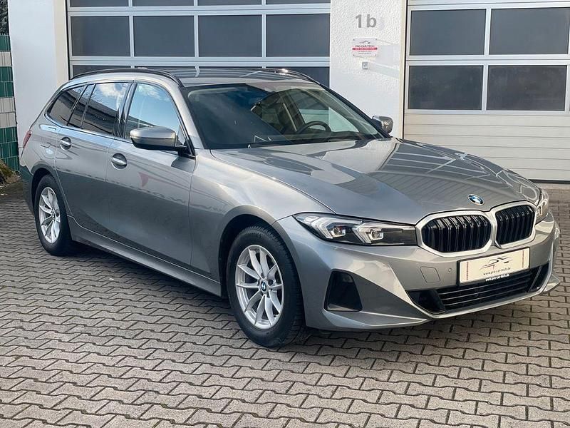 Grau Gebraucht 2023 BMW 320 Sport Line Limousine | 31.490 € (Guter Preis) - Bild 1/4