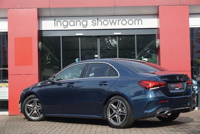 Gebraucht Mercedes A180 Business 136 PS (100 kW) 2019 Blau Limousine