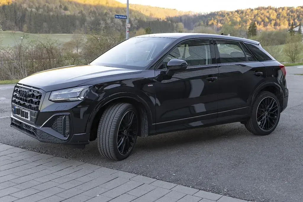 Używany Audi Q2 Advanced 190 KM (139 kW) 2023 Czarny SUV