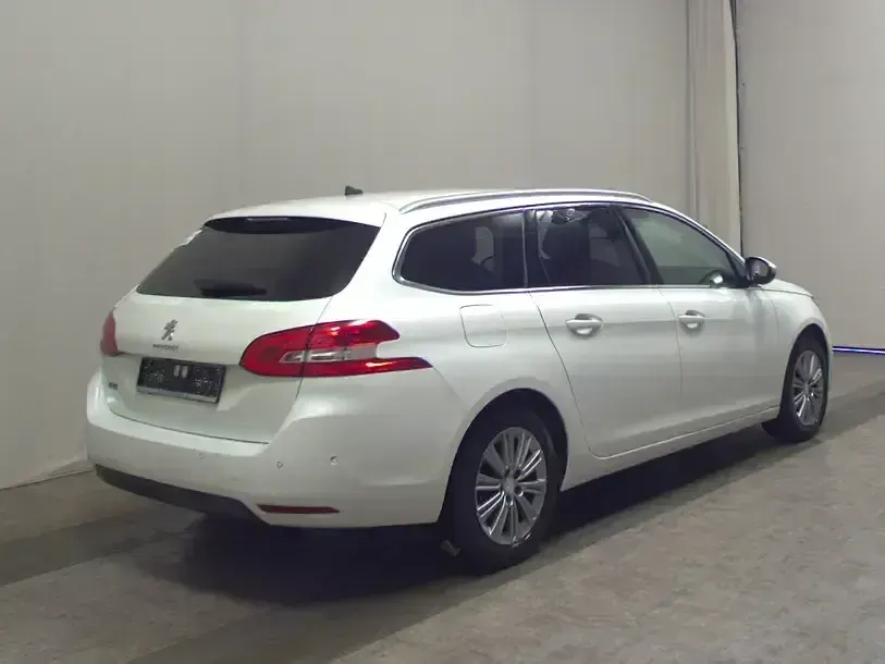 Gebraucht Peugeot 308 Allure 131 PS (96 kW) 2021 Weiss Kombi