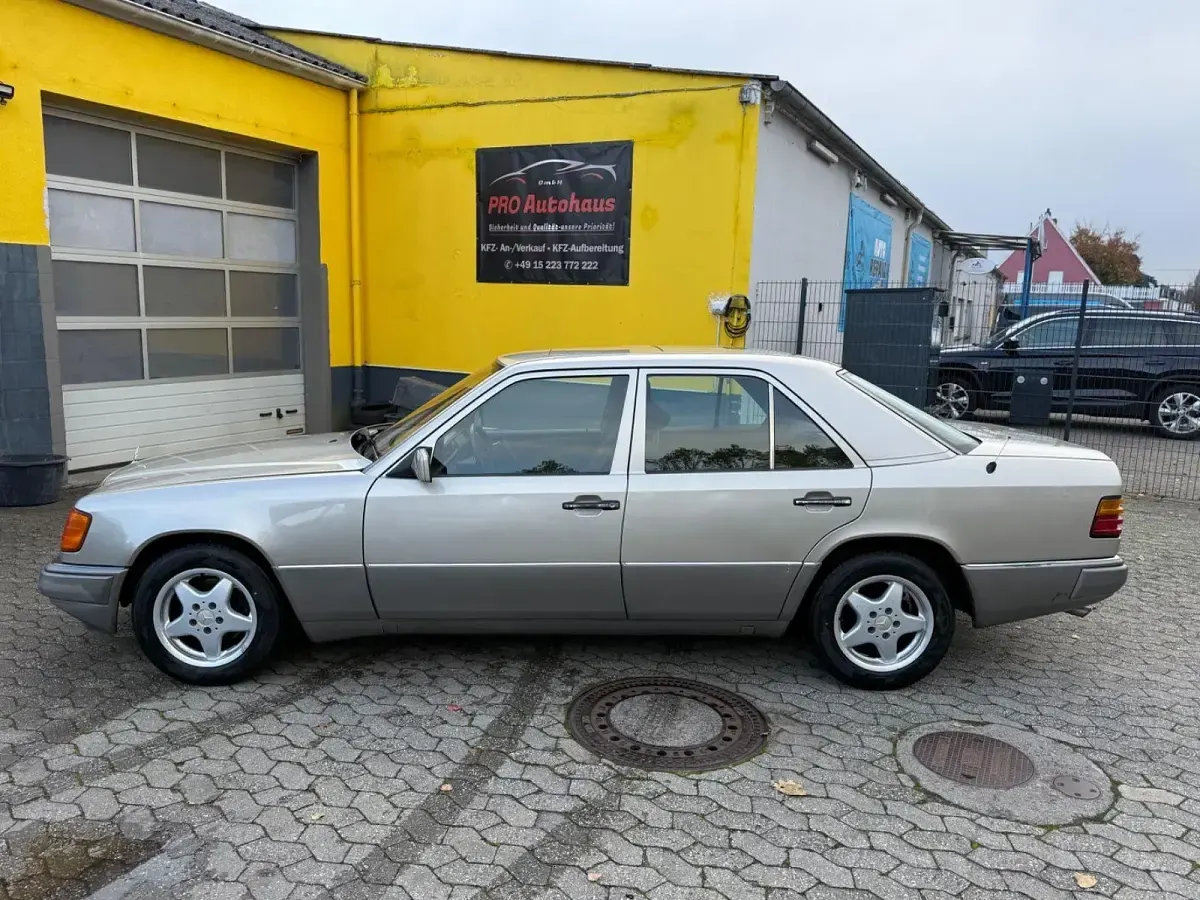 Gebraucht Mercedes E200 75 PS (55 kW) 1992 Grau Limousine