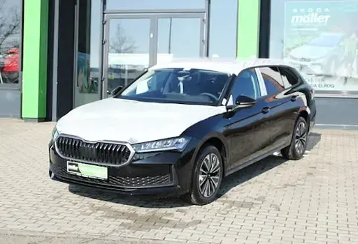 Neu Skoda Superb Essence 150 PS (110 kW) 2025 Schwarz (onyx schwarz metallic) Kombi