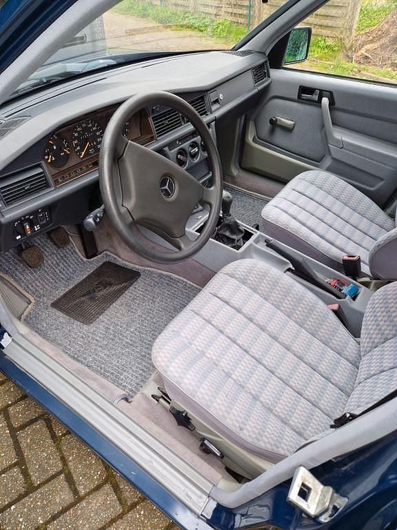 Gebraucht Mercedes 190 109 PS (80 kW) 1990 Blau Limousine