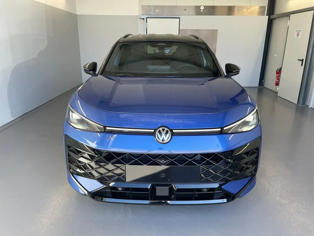 Neu VW T-Roc R-line 150 PS (110 kW) 2026 [7xa1] celestial blue metallic / dach schwarz SUV