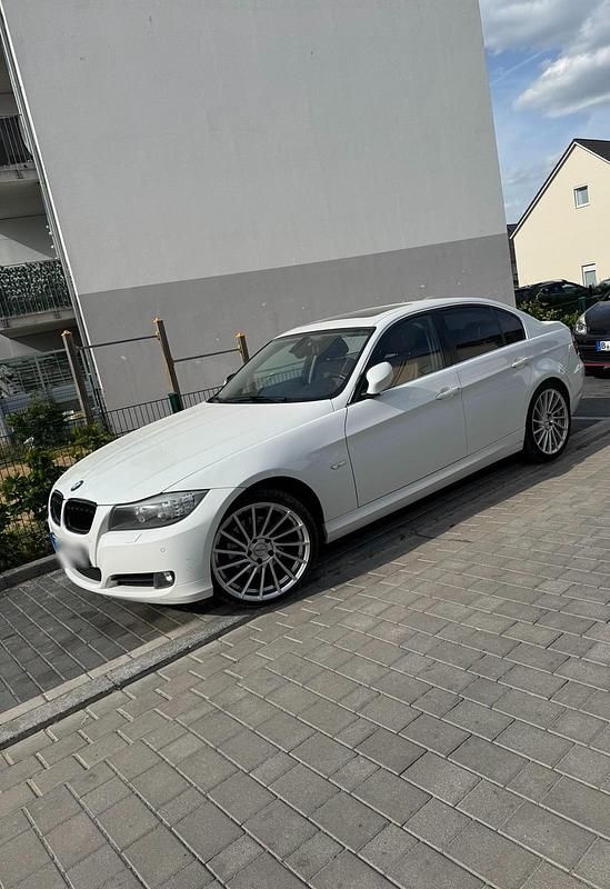Gebraucht BMW 325 204 PS (150 kW) 2010 Weiß Limousine