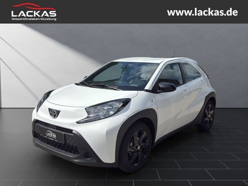 Weiss Gebraucht 2024 Toyota Aygo Business Edition Kleinwagen | 16.990 € (Fairer Preis) - Bild 1/4