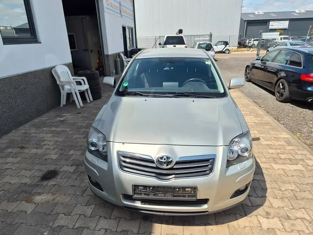 Gebraucht Toyota Avensis Sol 177 PS (130 kW) 2007 Gold Limousine