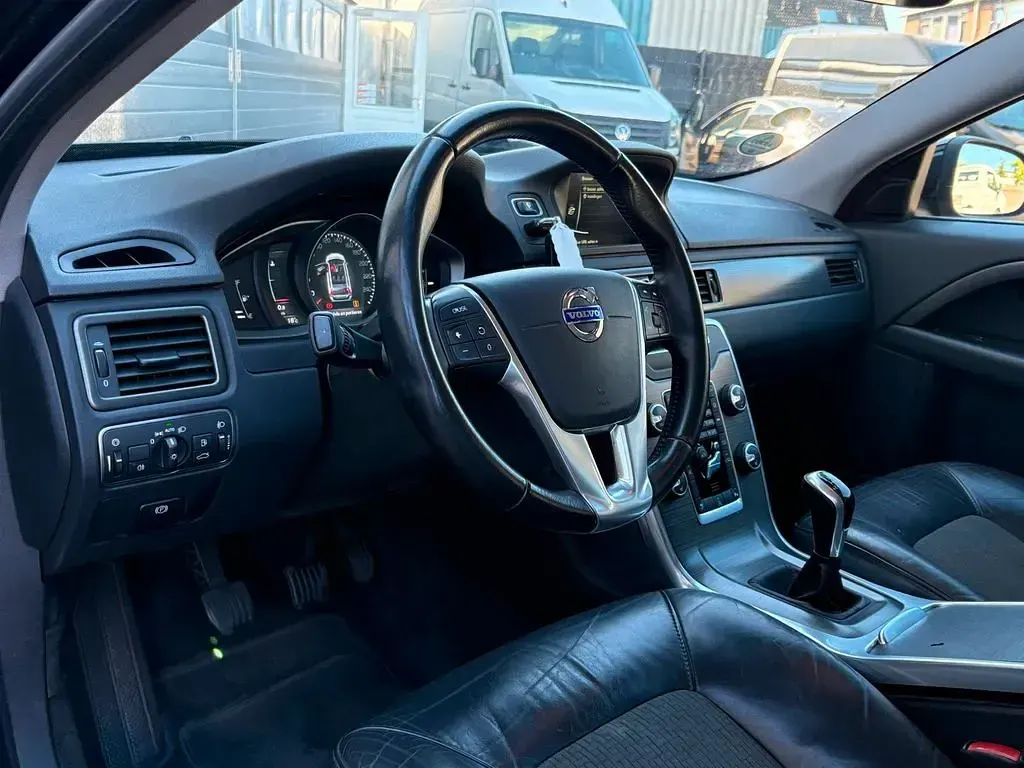 Second-hand Volvo V70 Dynamic 120 CP (88 kW) 2016 Negru Break
