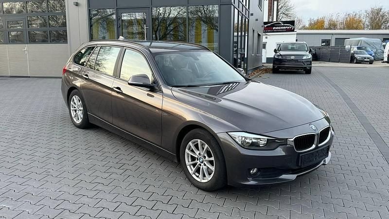 Gebraucht BMW 320 Lifestyle 163 PS (119 kW) 2012 Braun Kombi