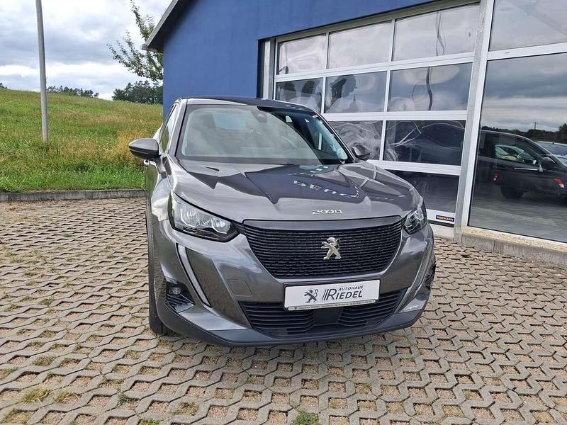 Gebraucht Peugeot 2008 131 PS (96 kW) 2020 Lackierung platiniumgrau SUV