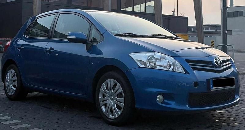 Blau Gebraucht 2010 Toyota Auris Life Limousine | 6.490 € (Fairer Preis) - Bild 1/4