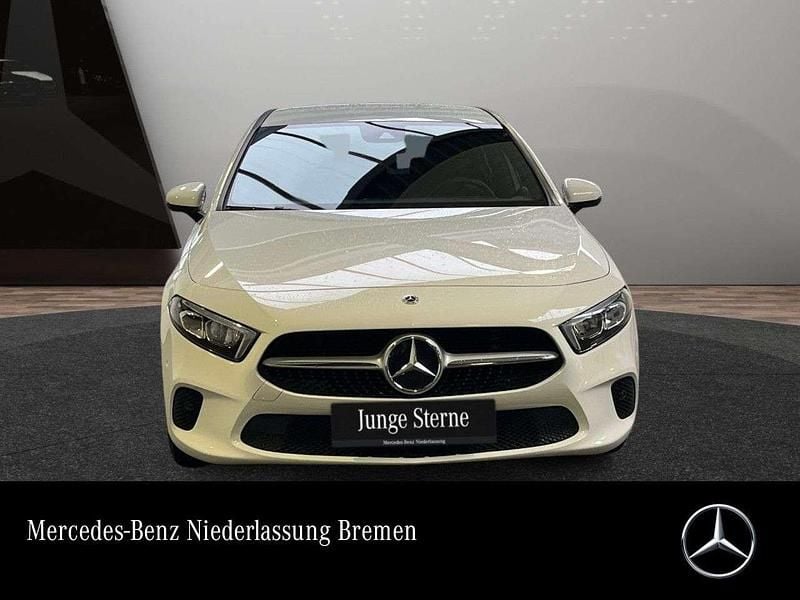 Weiß Gebraucht 2022 Mercedes A180 Style Limousine | 22.990 € (Guter Preis) - Bild 1/3