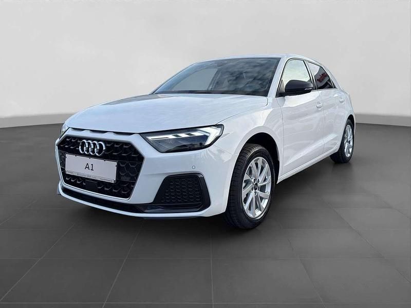 Weiß (cortinaweiß) Neu 2025 Audi A1 Sportback Advanced Kleinwagen | 24.500 € (Superpreis) - Bild 1/4