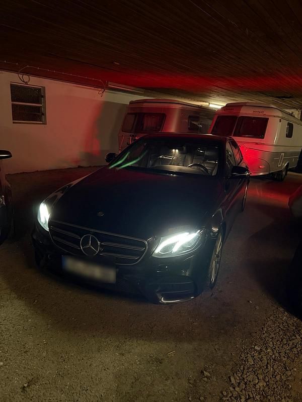 Schwarz Gebraucht 2016 Mercedes E350 AMG line Limousine | 24.900 € (Fairer Preis) - Bild 1/4