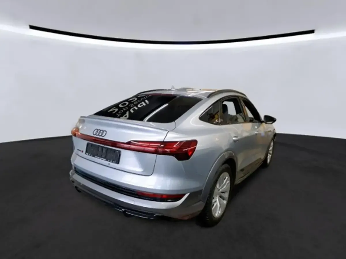 Gebraucht Audi e-tron Ambiente 369 kW (503 PS) 2022 Florettsilber metallic (metallic) SUV