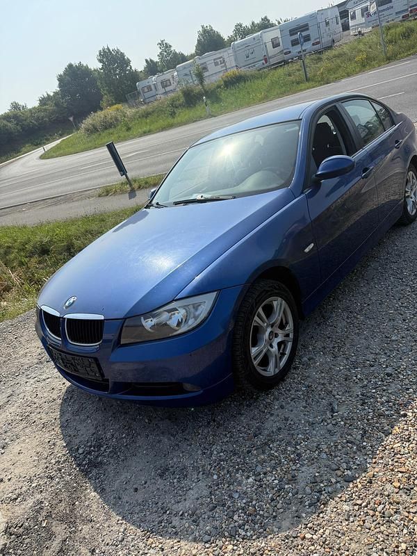Blau Gebraucht 2007 BMW 318 Limousine | 1.750 € (Superpreis) - Bild 1/4