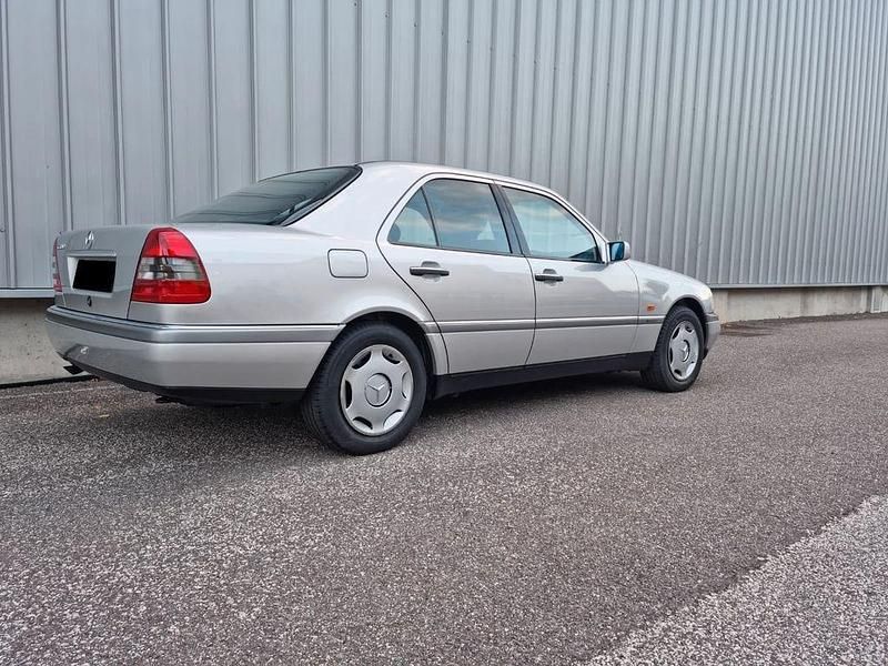 Gebraucht Mercedes C180 Elegance 122 PS (89 kW) 1995 Silber Limousine