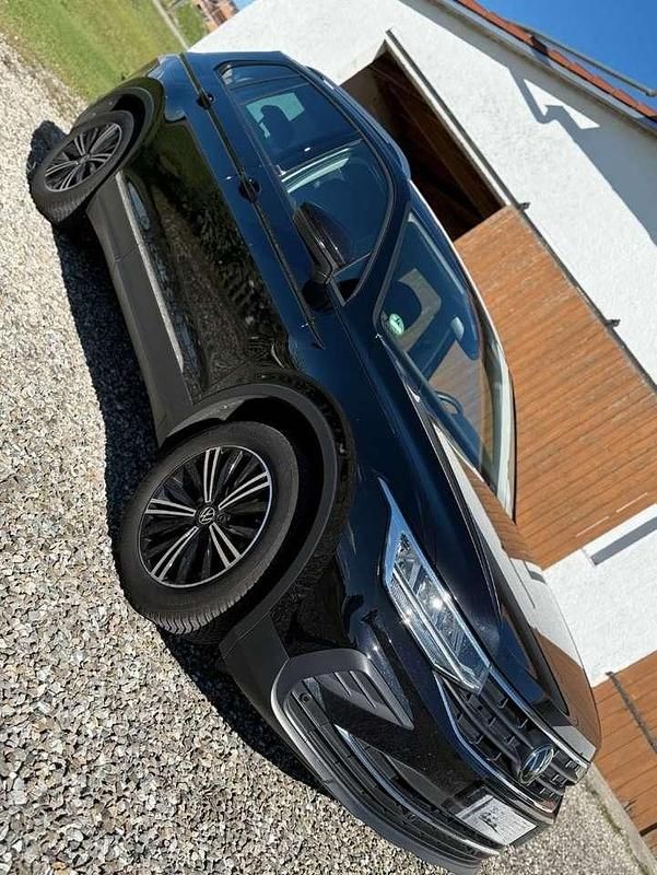 Gebraucht VW Tiguan Active 131 PS (96 kW) 2022 Schwarz SUV