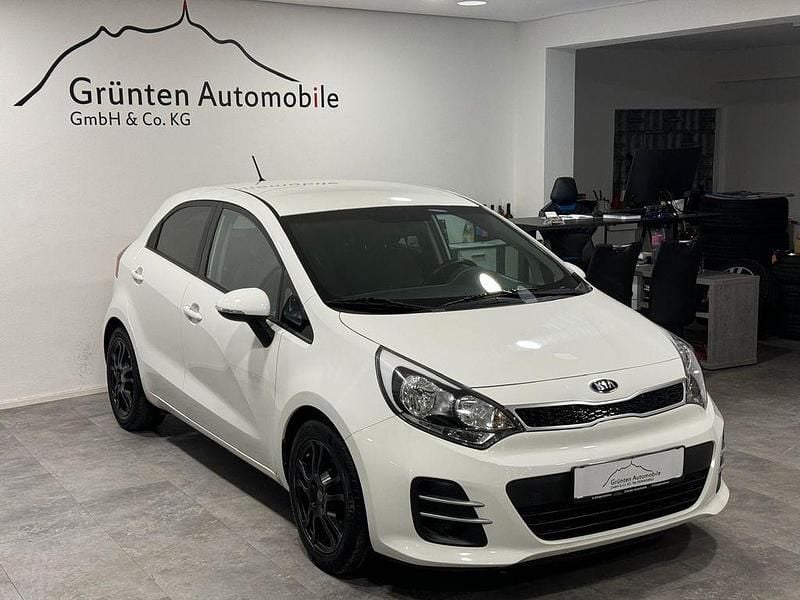 Weiß Gebraucht 2016 Kia Rio Limousine | 9.980 € (Etwas zu teuer) - Bild 1/4