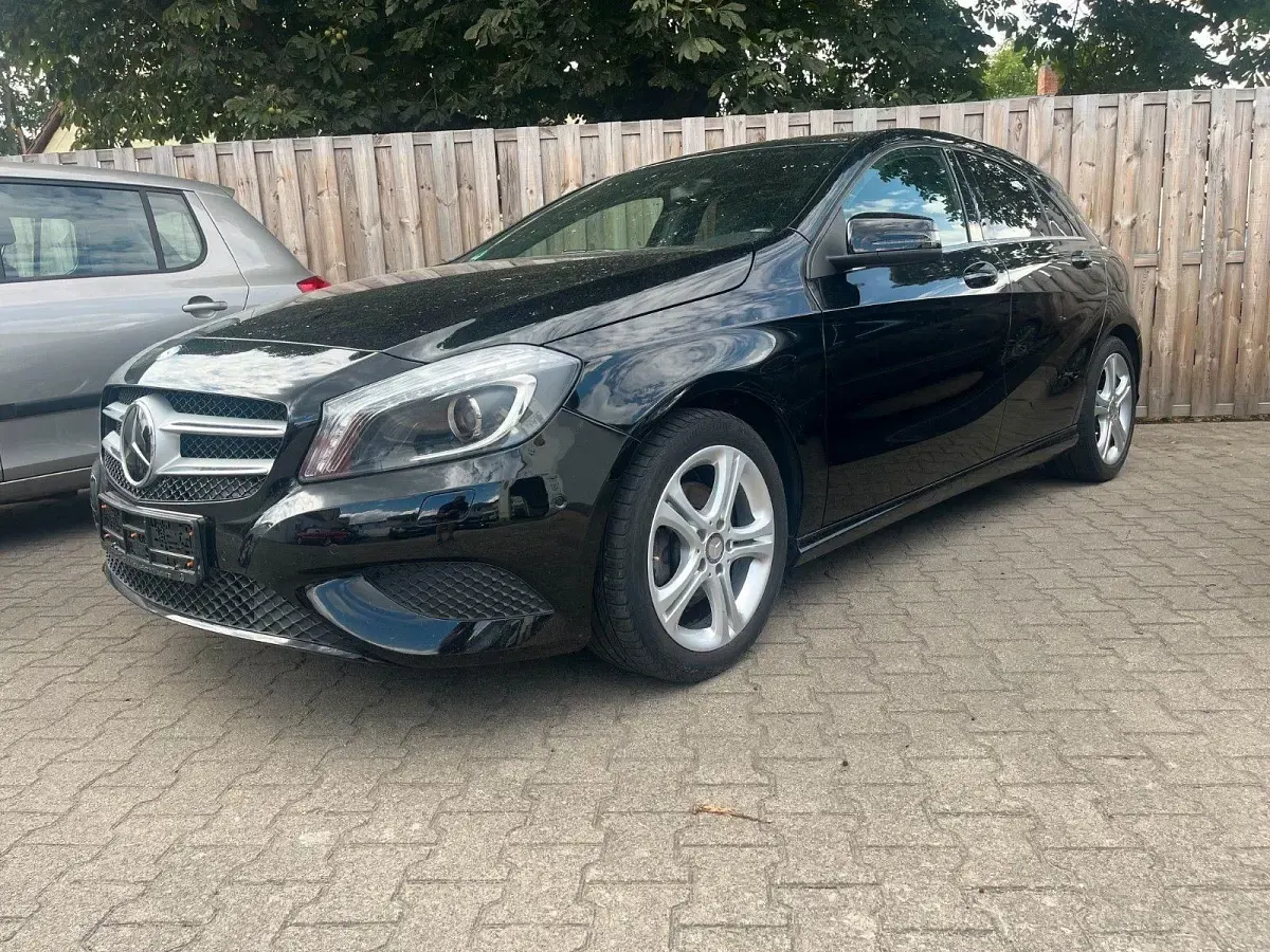Gebraucht Mercedes A180 Urban 122 PS (89 kW) 2014 Schwarz Kleinwagen
