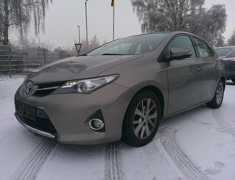 Gebraucht Toyota Auris Edition 124 PS (91 kW) 2013 Braun Limousine
