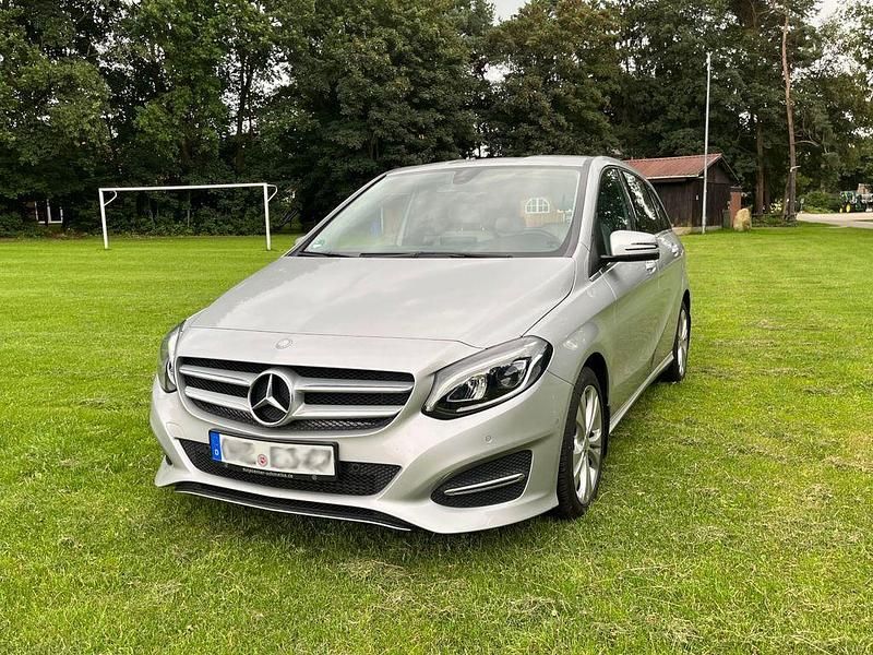 Silber Gebraucht 2016 Mercedes B250 Urban Van / Kleinbus | 17.900 € (Guter Preis) - Bild 1/4