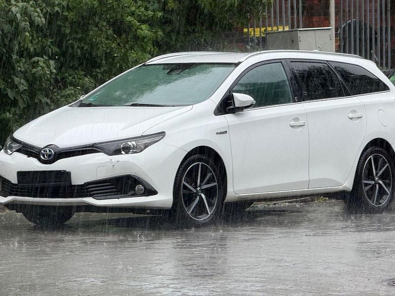 Weiß Gebraucht 2019 Toyota Auris Touring Sports Kombi | 9.000 € (Guter Preis) - Bild 1/4