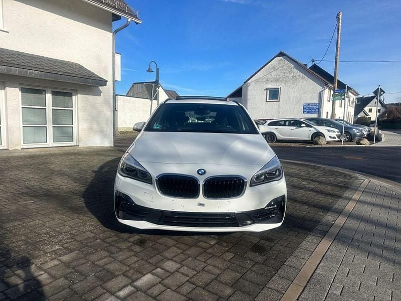Weiß Gebraucht 2018 BMW 218 Active Tourer Sport Line Van / Kleinbus | 11.300 € (Superpreis) - Bild 1/4