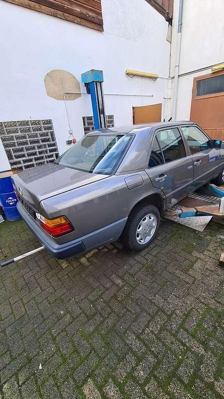 Gebraucht Mercedes E230 132 PS (97 kW) 1987 Limousine