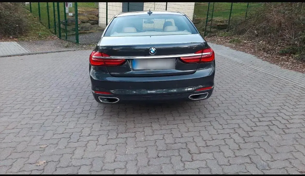 Gebraucht BMW 745 245 PS (180 kW) 2018 Schwarz Limousine