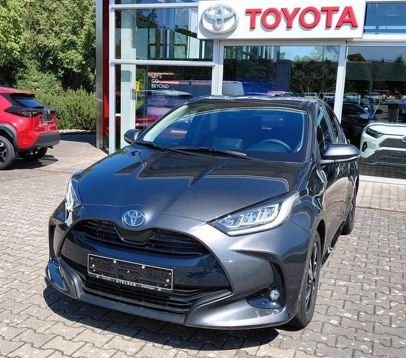 Neu Toyota Yaris Hybrid Comfort 116 PS (85 kW) 2025 Grau Limousine