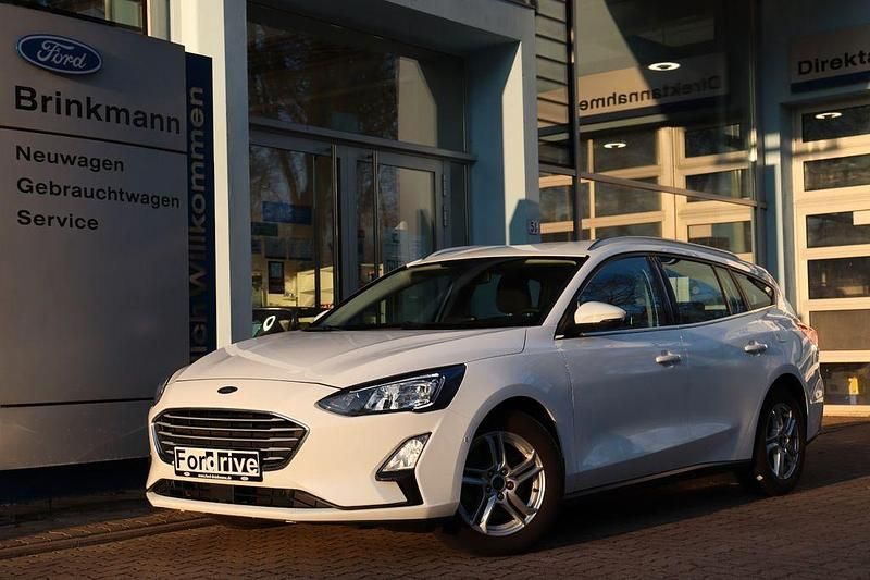 Weiß Gebraucht 2021 Ford Focus Limousine | 18.790 € (Fairer Preis) - Bild 1/4