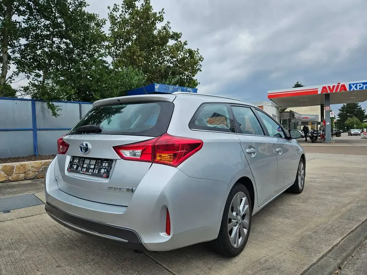 Gebraucht Toyota Auris Hybrid Life 99 PS (72 kW) 2014 Silver metallic Kombi
