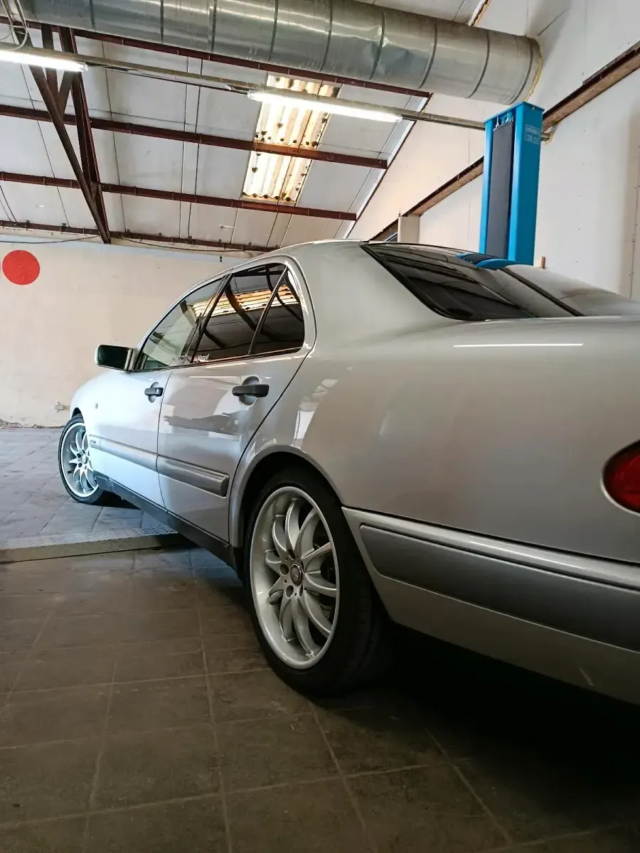Gebraucht Mercedes E200 136 PS (100 kW) 1996 Silber Limousine