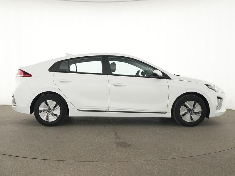 Gebraucht Hyundai Ioniq 141 PS (103 kW) 2022 Polar white Kleinwagen