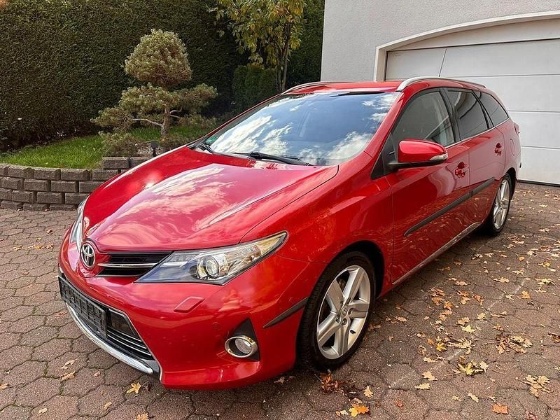 Rot Gebraucht 2014 Toyota Auris Touring Sports Executive Kombi | 10.500 € (Etwas zu teuer) - Bild 1/4
