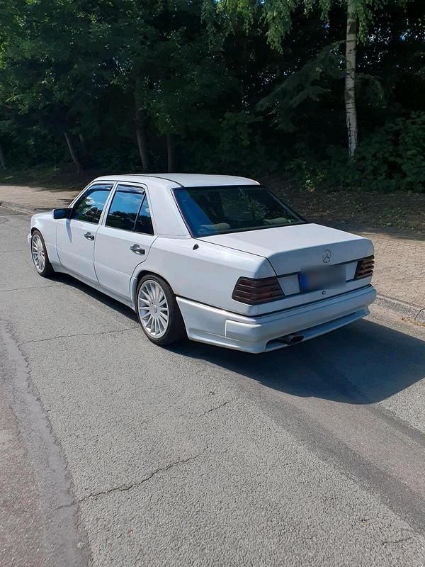 Gebraucht Mercedes 300 113 PS (83 kW) 1991 Weiß Limousine